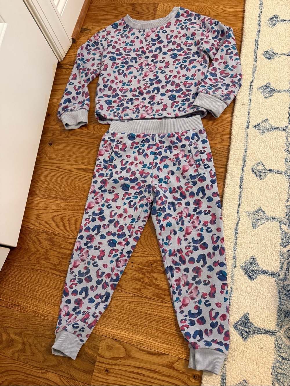 Juicy Couture Girls Cheetah Print Sweatshirt and Sweatpants Size XXS (4/5)